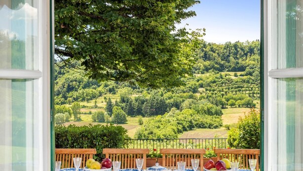 Un comedor con vistas a un paisaje verde exuberante.