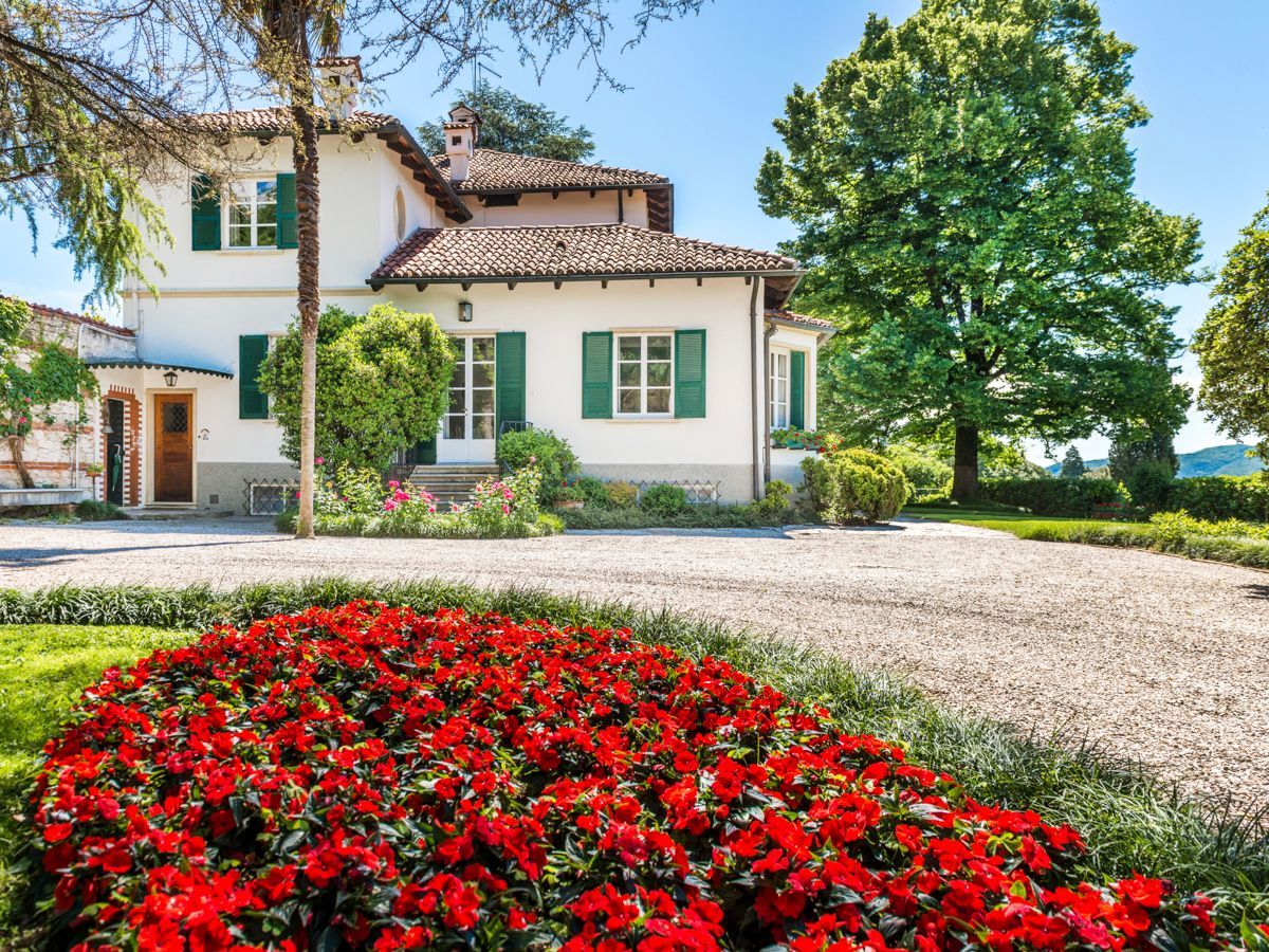 Ein zweistöckiges Haus mit Garten.