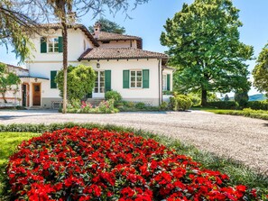 Ein zweistöckiges Haus mit Garten.