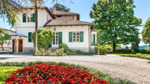 Una casa de dos plantas con un jardín delantero.