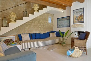 Smart TV, fireplace, Netflix, DVD player