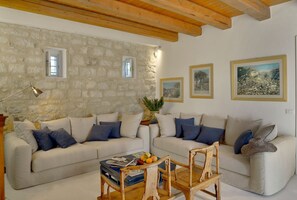 Smart TV, fireplace, Netflix, DVD player