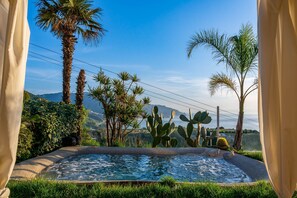 Bañera de hidromasaje al aire libre