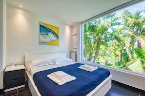 8 bedrooms, iron/ironing board, internet, bed sheets