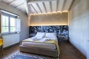 6 bedrooms, iron/ironing board, WiFi, bed sheets