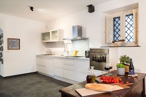 Kühlschrank, Mikrowelle, Ofen, Geschirrspüler