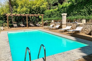 A rectangular swimming pool with a wooden pergola and lounge chairs. - Torre La Marmora - Four Bedroom Apartment, Sleeps 8 (Otricoli)