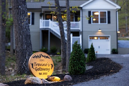 Stylish family home with hot tub & fire pit, just minutes from resort activities