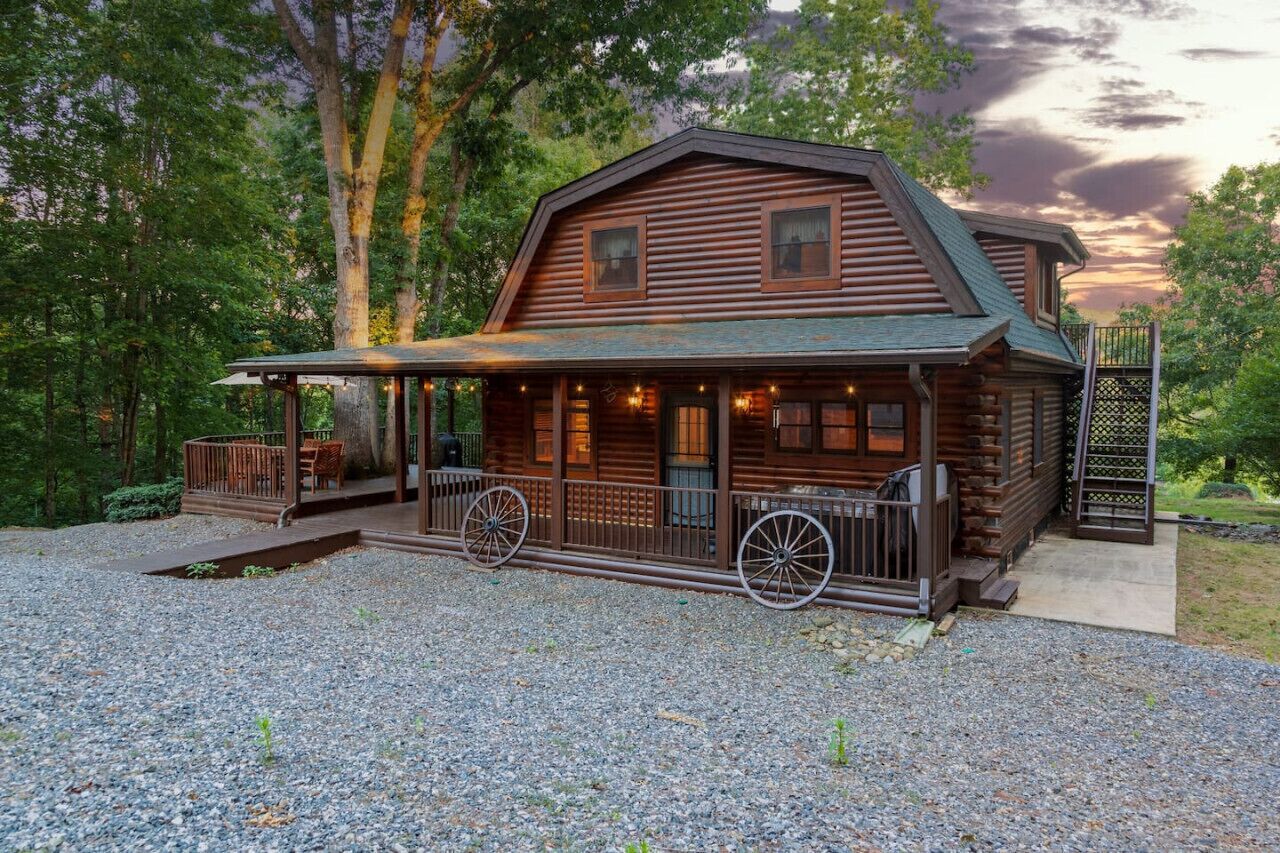 Luxury Log Cabin w/ Hot Tub, Fire Pit & Horses!