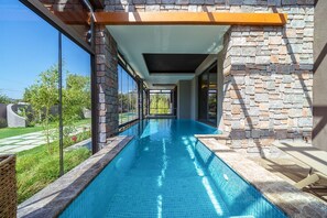 Una piscina techada, una piscina climatizada
