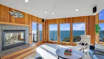 Una Smart TV, una chimenea, libros, un altavoz inteligente