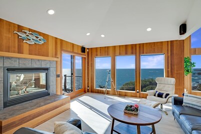 Pet-friendly Oceanfront Retreat w/King Beds & Hot Tub!