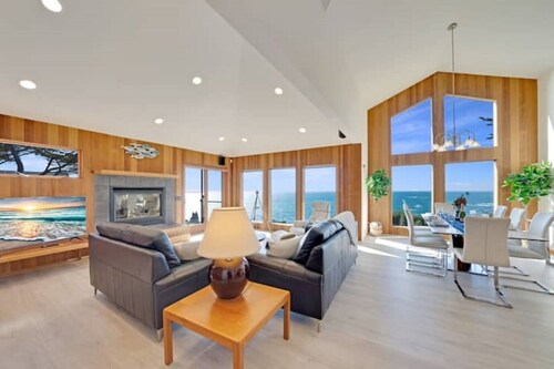 Pet-friendly Oceanfront Retreat w/King Beds & Hot Tub!