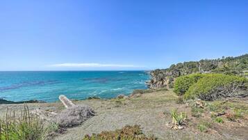 Una playa cerca, sillas reclinables de playa