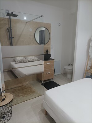 2 chambres, fer et planche à repasser, lit parapluie, Wi-Fi gratuit