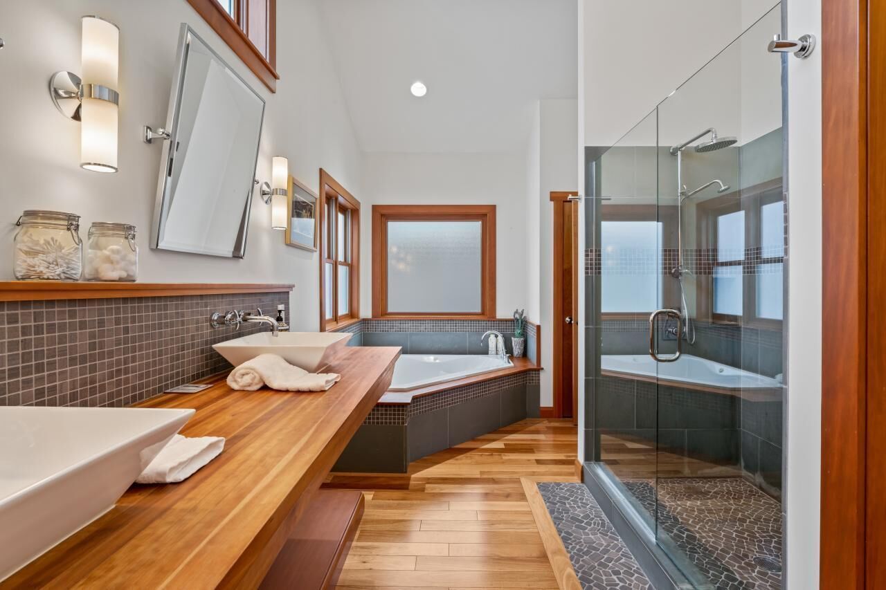 Combined shower/bathtub, jetted bath, hair dryer, towels