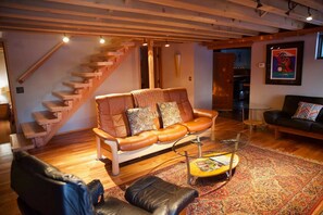 تلفزيون ذكي، مدفأة، مشغل دي في دي، كُتُب