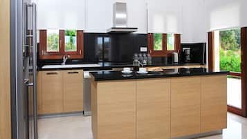 Jääkaappi, astianpesukone, syöttötuoli, pakastin