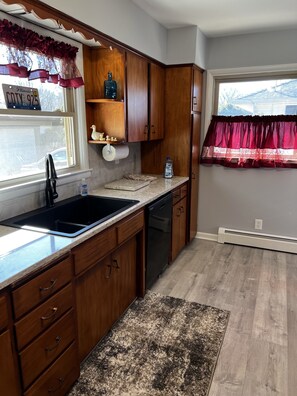 Fridge, microwave, oven, stovetop - Coty’s House? So much more than a motel. A home away from home (Streator)