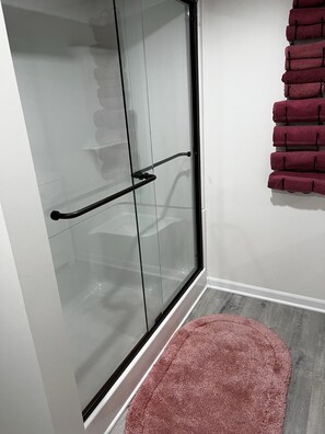 Banheira, secador de cabelo, toalhas de banho, sabonete