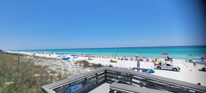 Ranta lähistöllä, aurinkotuoleja, rantapyyhkeitä