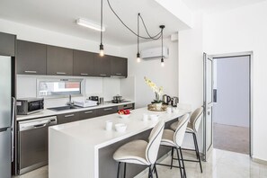 Mikrowelle, Geschirrspüler, Toaster, Hochstuhl