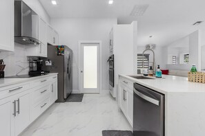 Kjøleskap, mikrobølgeovn, ovn og kokeplater