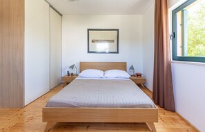 3 bedrooms, iron/ironing board, free internet, bed sheets