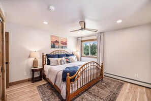 5 室のベッドルーム、デスク、アイロン / アイロン台、旅行用ベビーベッド