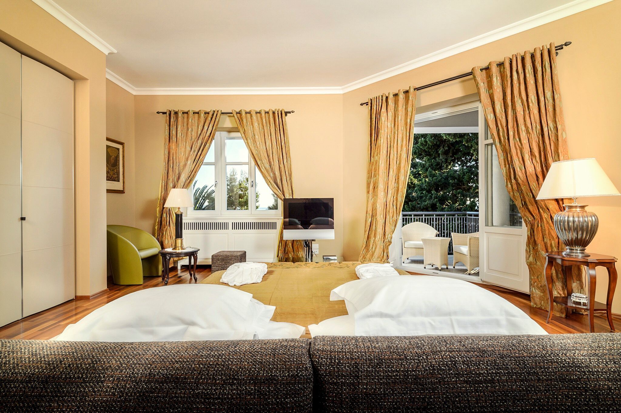 5 bedrooms, iron/ironing board, WiFi, bed sheets