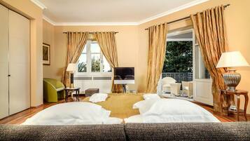 5 bedrooms, iron/ironing board, WiFi, bed sheets