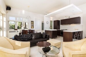 Fernseher, Kamin, DVD-Player