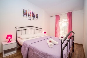 3 bedrooms, iron/ironing board, WiFi, bed sheets
