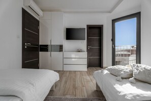 4 bedrooms, iron/ironing board, WiFi, bed sheets