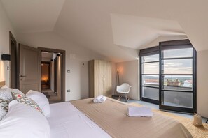 5 bedrooms, iron/ironing board, internet, bed sheets