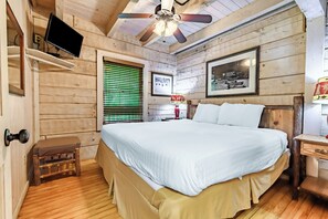 2 bedrooms, free WiFi - Hidden Treasure: Delightful Two Bedroom Cabin Located 5 Minutes From Downtown Gatlinburg (Gatlinburg)