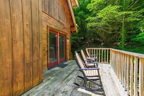 Terrace/patio - Hidden Treasure: Delightful Two Bedroom Cabin Located 5 Minutes From Downtown Gatlinburg (Gatlinburg)
