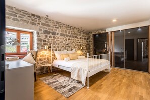 3 quartos, ferros/tábuas de passar roupa, Wi-Fi, roupa de cama