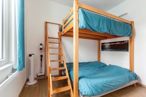 2 habitaciones, tabla de planchar con plancha y ropa de cama 