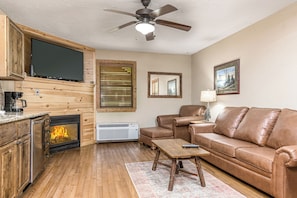 TV, fireplace, DVD player - Bearadise: Beautiful Stream-Side Cabin Only Minutes from Gatlinburg Strip (Gatlinburg)