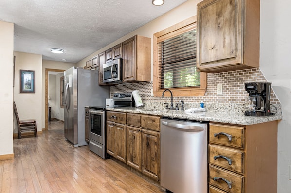 Dishwasher - Bearadise: Beautiful Stream-Side Cabin Only Minutes from Gatlinburg Strip (Gatlinburg)