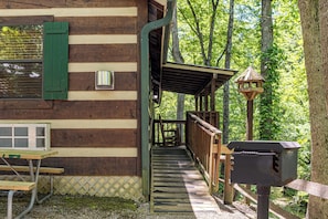 Outdoor dining - Bearadise: Beautiful Stream-Side Cabin Only Minutes from Gatlinburg Strip (Gatlinburg)
