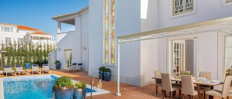 تناول الطعام بالخارج