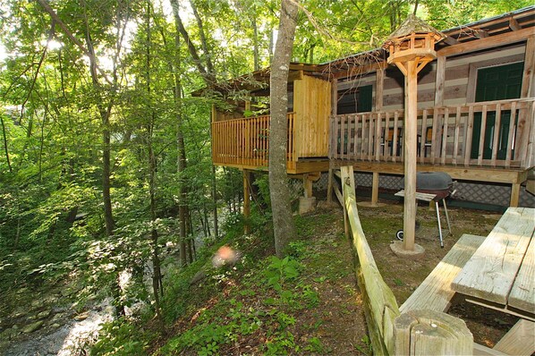Outdoor dining - Nut House: Stream-Side Cabin only Minutes from Downtown Gatlinburg (Gatlinburg)