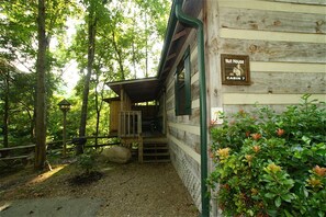 Property grounds - Nut House: Stream-Side Cabin only Minutes from Downtown Gatlinburg (Gatlinburg)