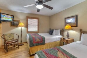 1 bedroom, free WiFi - Nut House: Stream-Side Cabin only Minutes from Downtown Gatlinburg (Gatlinburg)