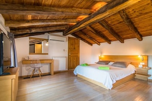 9 bedrooms, iron/ironing board, WiFi, bed sheets