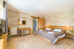 9 habitaciones, tabla de planchar con plancha, wifi y ropa de cama 