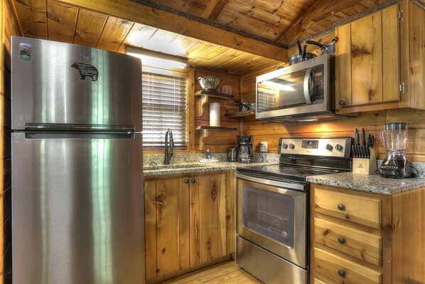 Private kitchen - Stone Creek: Cozy, Pet Friendly Cabin Overlooking a Beautiful Mountain Stream beside Gatlinburg (Gatlinburg)