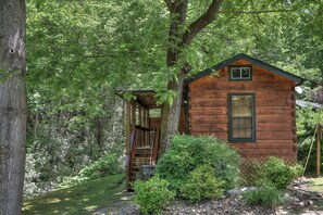 Exterior - Stone Creek: Cozy, Pet Friendly Cabin Overlooking a Beautiful Mountain Stream beside Gatlinburg (Gatlinburg)
